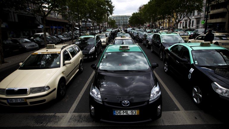 Taxistas realizam marchas lentas no Porto, em Lisboa e em Faro contra a plataforma Uber