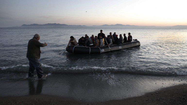 Segundo a polícia grega, só na ilha de Lebos já foram registados cerca de 22.500 refugiados e migrantes