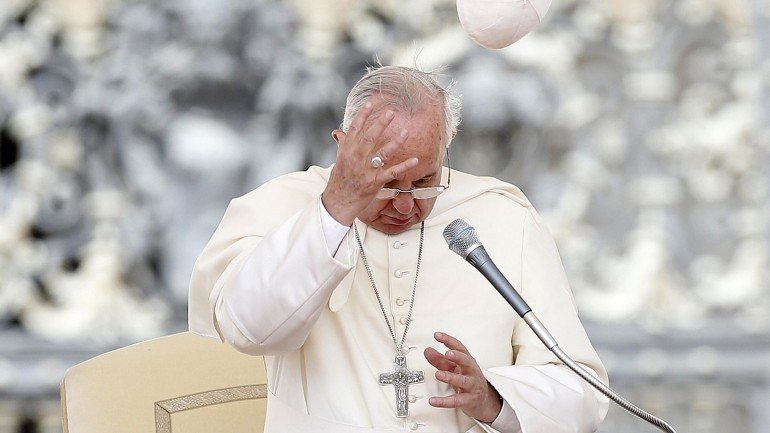 O Papa Francisco apoiou a posição de Kim Davis, a funcionária judicial norte-americana que recusou casar gays por razões de fé