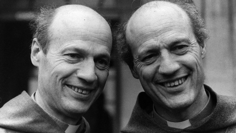 Peter Ball, à direita, ao lado do irmão gémeo, Michael, que também chegou a ser bispo de Inglaterra