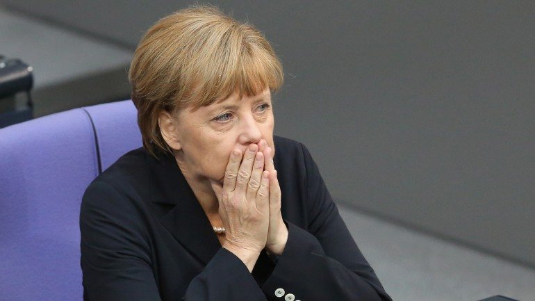 Depois de ter 'fechado' a fronteira com a Áustria, Merkel alargou agora a medida à fronteira checa