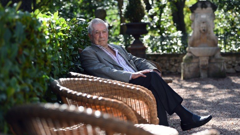 Mario Vargas Llosa vê-se novamente nas &quot;bocas do Mundo&quot;, só que, desta vez, é pela sua vida privada