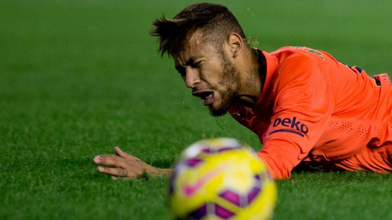 Neymar está envolvido numa investigação de fraude e fuga aos impostos relativa ao período em que jogava no clube brasileiro do Santos