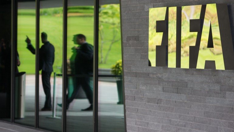 A lista de candidatos à presidência da FIFA continua a aumentar