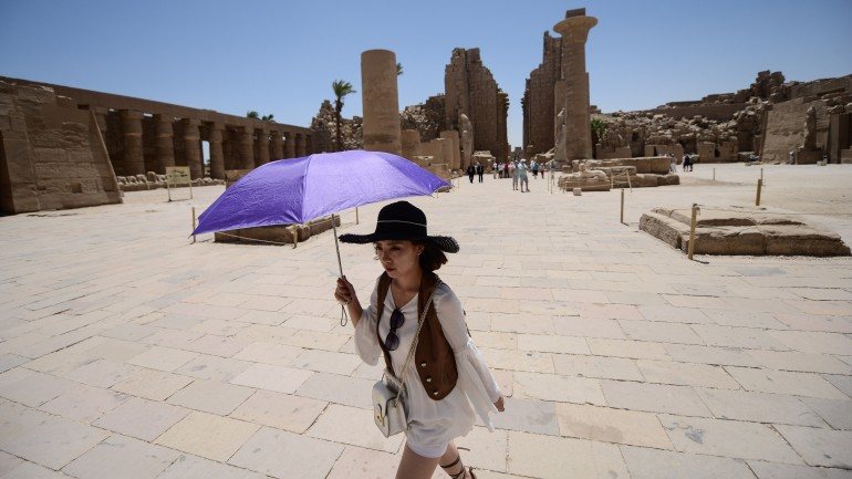Turista no templo de Karnak, Egipto