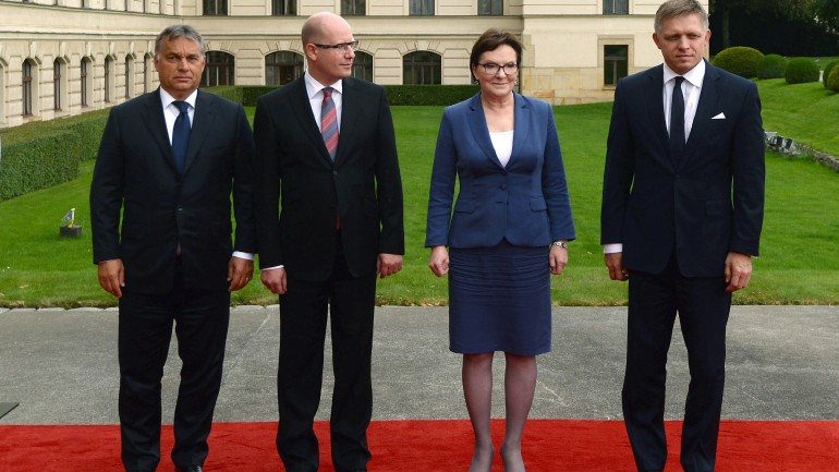Da esquerda para a direita: o primeiro-ministro húngaro, Viktor Orban, o primeiro-ministro da República Checa, Bohuslav Sobotka, a primeiro-ministra da Polónia, Ewa Kopacz, e o primeiro-ministro da Eslováquia, Robert Fico