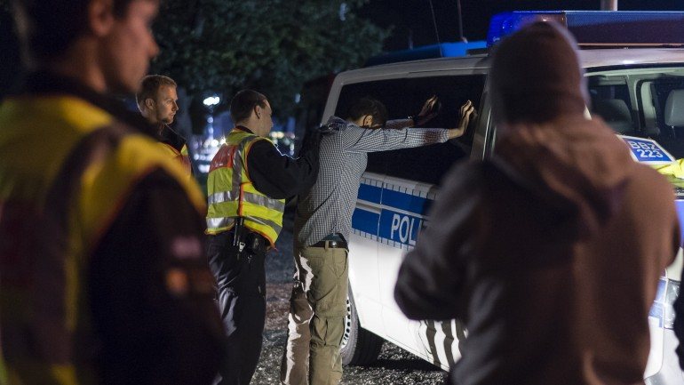 Um alegado traficante de pessoas é revistado na fronteira germano-austríaca