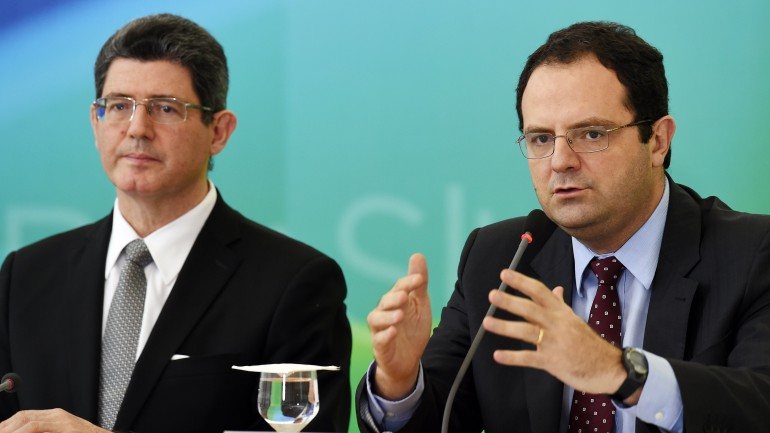 Joaquim Levy, ministro da Fazenda (Finanças) e Nelson Barbosa, ministro do Planeamento, anunciam cortes no orçamento para 2016