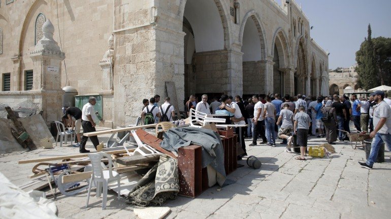 Entrada da mesquita de Al-Aqsa, em Jerusálem, após confrontos entre palestinianos e a polícia israelita.