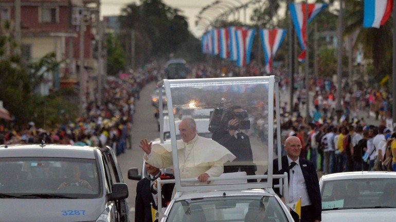 Até terça-feira, o papa estará em Cuba, com passagens por Havana, Holguin e Santiago.
