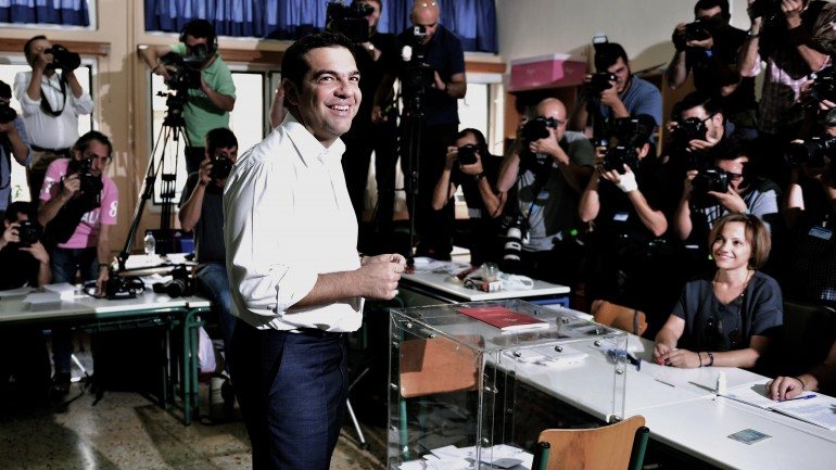 Alexis Tsipras votou este domingo num bairro popular de Atenas