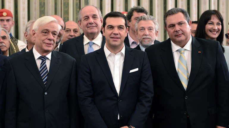 Alexis Tsipras (ao centro), primeiro-ministro da Grécia, durante a tomada de posse, com Panos Kammenos, líder dos Gregos Independentes e ministro da Defesa (à direita) e o presidente grego Prokopis Pavlopoulos
