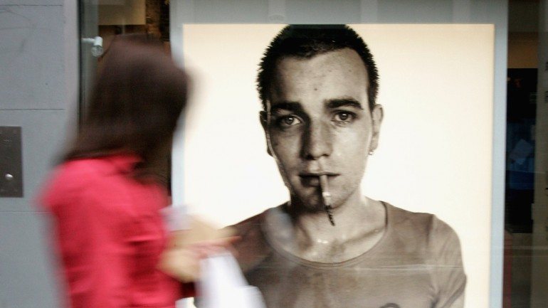 Este poster mostra um retrato de Renton, personagem que Ewan McGregor interpretou em Trainspotting e que lançou o ator escocês para a ribalta