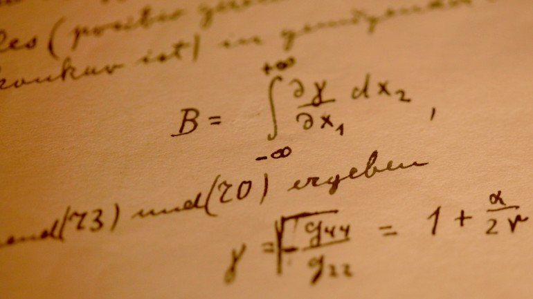 Um detalhe do manuscrito de 46 páginas de Teoria Geral da Relatividade de Einstein, uma das &quot;17 equações que mudaram o mundo&quot;