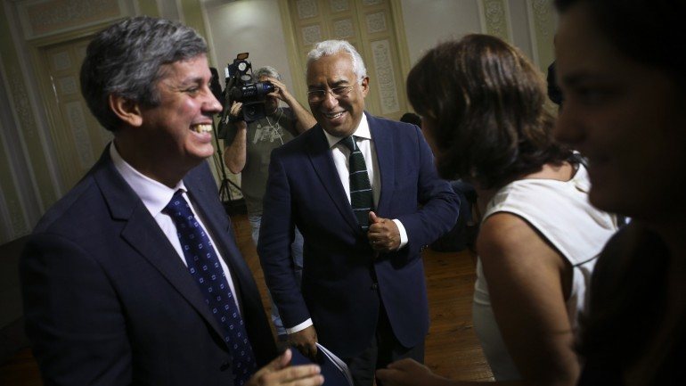 Mário Centeno, à esquerda, mostrou-se bem-humorado na TVI, onde desferiu várias críticas á coligação PAF.