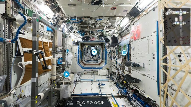 Ao longo da visita, artigos e vídeos aprofundam hábitos e métodos de trabalho de viver no espaço