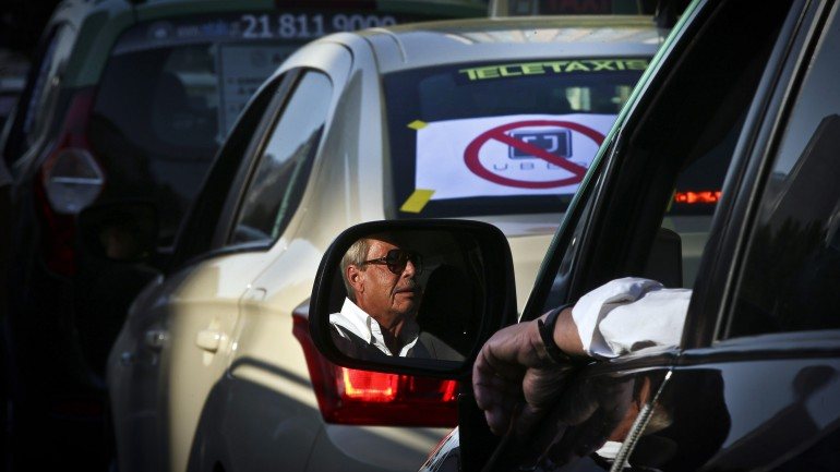 Centenas de táxis saíram à rua em marchas lentas realizadas em Lisboa, Porto e Faro