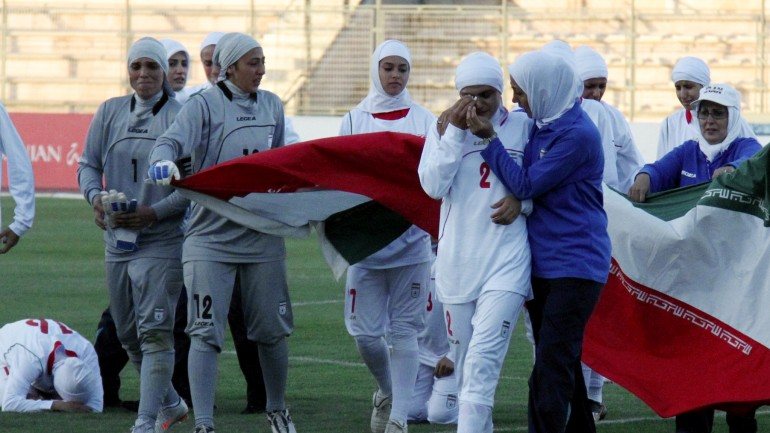 As jogadoras de futebol iranianas usam roupa que as deixa totalmente tapadas, à exceção da cara