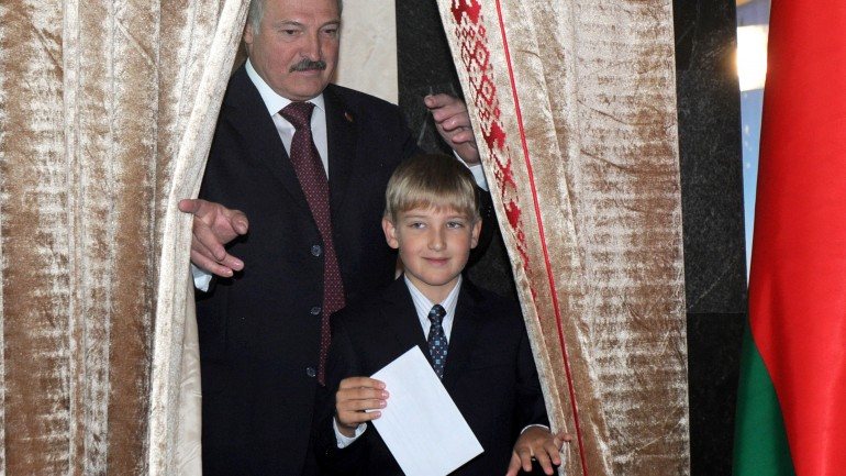 O ditador bielorrusso, Lukashenko, parece estar a preparar o seu filho de 11 anos para lhe suceder