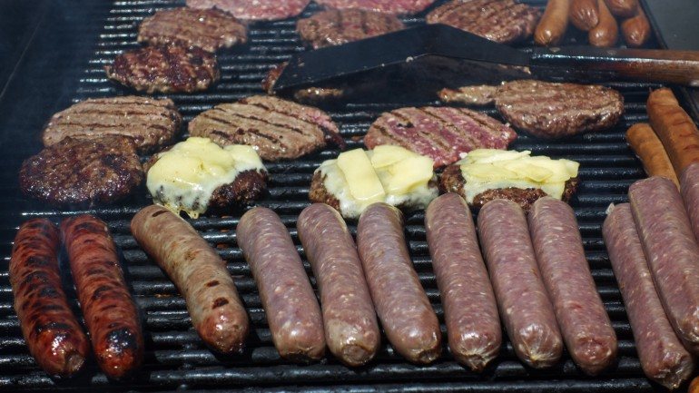Carne processada, como salsichas, ou carne cozinhada a altas temperaturas, como num churrasco, são potencialmente cancerígenas