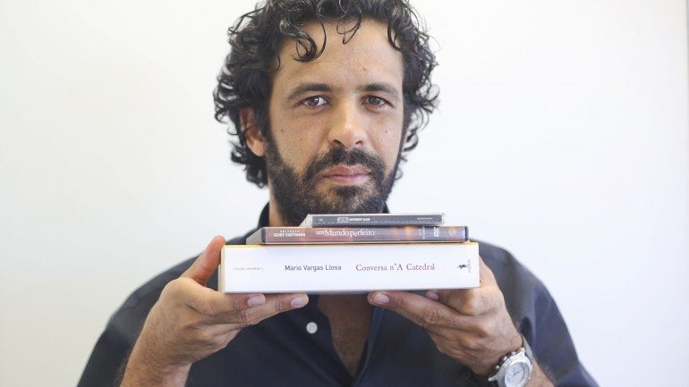 Bruno Vieira Amaral com o livro de um dos seus autores de eleição Mario Vargas Llosa