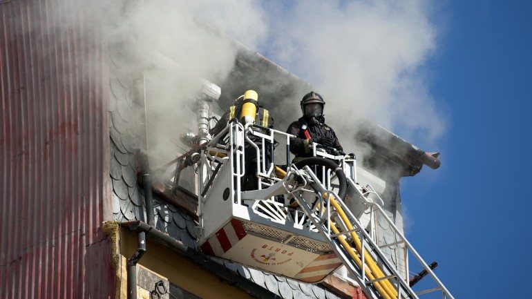 O alerta foi dado às 17h50. O incêndio obrigou à evacuação de um edifício contíguo