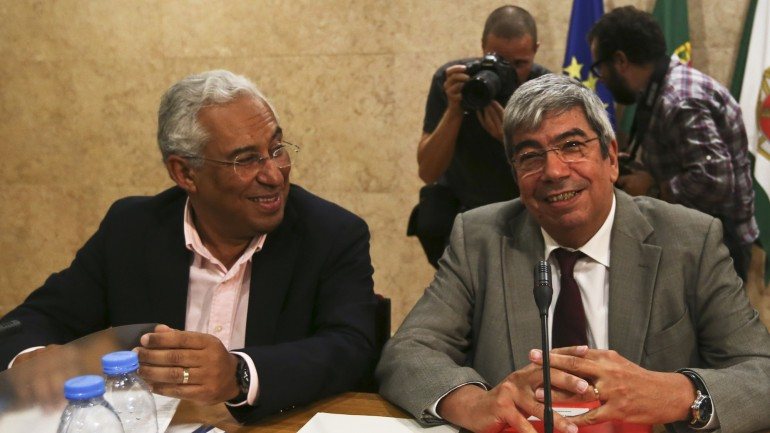 Ferro Rodrigues (à direita) foi eleito Presidente da Assembleia da República na sexta-feira