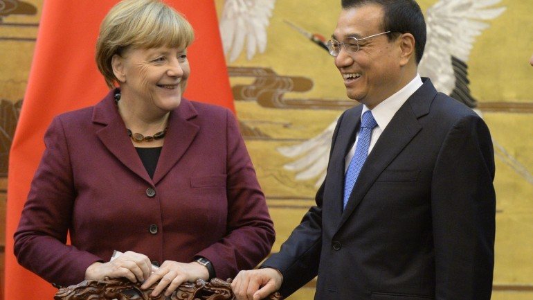 Merkel chega à China para uma visita de dois dias com uma forte componente económica, após o escândalo da Volkswagen e numa altura em que a segunda economia mundial está em abrandamento.