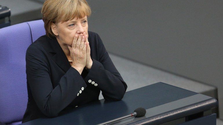 Angela Merkel criticada por causa da &quot;generosidade&quot; em relação aos refugiados