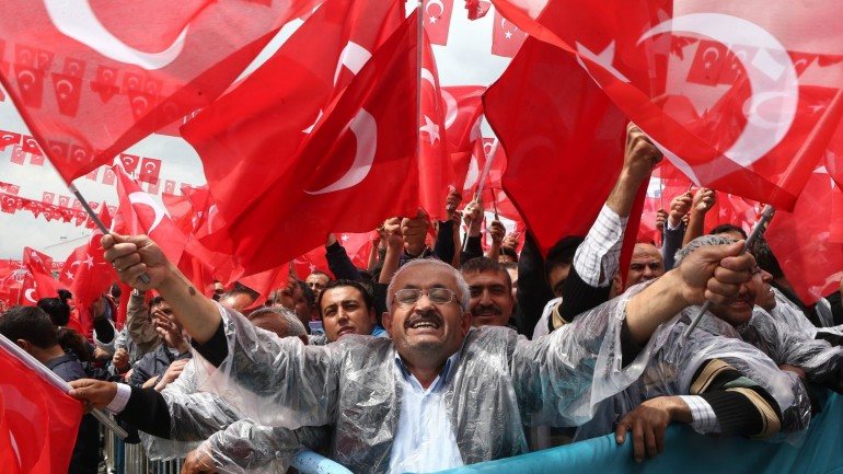 Apoiantes e simpatizantes do AKP num comício. O partido que governa a Turquia desde 2003 e que agora tenta voltar à maioria absoluta.