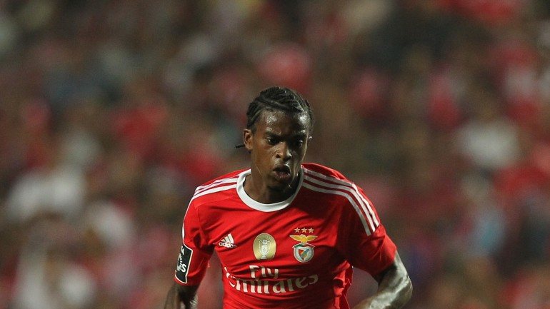 Tem 21 anos, está em época de estreia no Benfica e vai com nove jogos feitos na equipa de Rui Vitória. O selecionador gosta do que tem visto e chamou-o para o jogo decisivo do apuramento para o Europeu de 2016