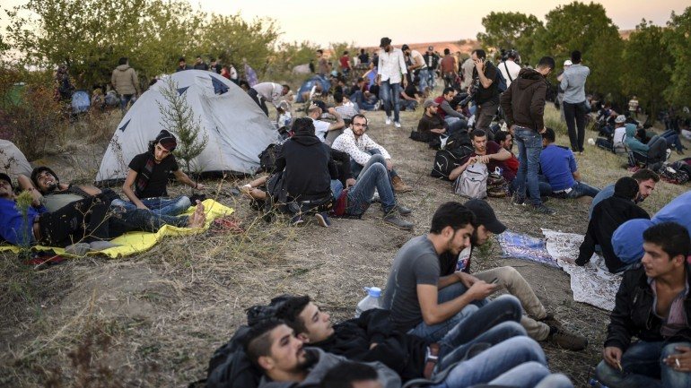 Setembro de 2015. Refugiados sírios aguardam junto à fronteira entre a Turquia e a Bulgária