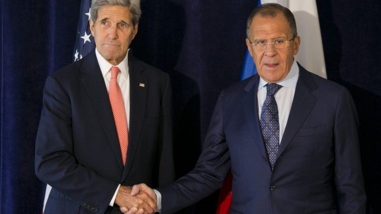John Kerry e Sergei Lavrov, os responsáveis pela política externa dos EUA e da Rússia, estiveram ontem reunidos para discutir a questão da Síria.