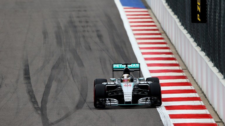 Lewis Hamilton ao volante de um Mercedes durante o Grande Prémio da Rússia