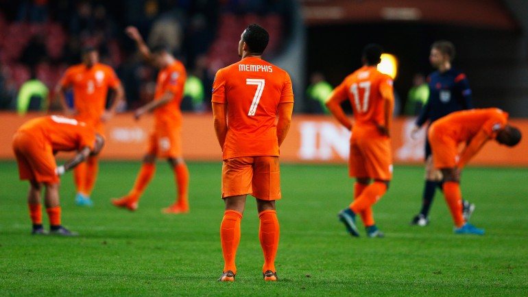 Mesmo uma vitória poderia não chegar, mas a Holanda perdeu na última jornada (3-2) com a República Checa e nem no terceiro lugar do grupo conseguiu ficar. Não haverá Europeu para os que vestem de laranja