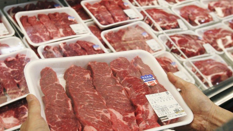 &quot;O último relatório da IARC não pede às pessoas para parar de comer carne processada, mas indica que a redução do consumo destes produtos pode reduzir o risco de cancro colorretal&quot;.