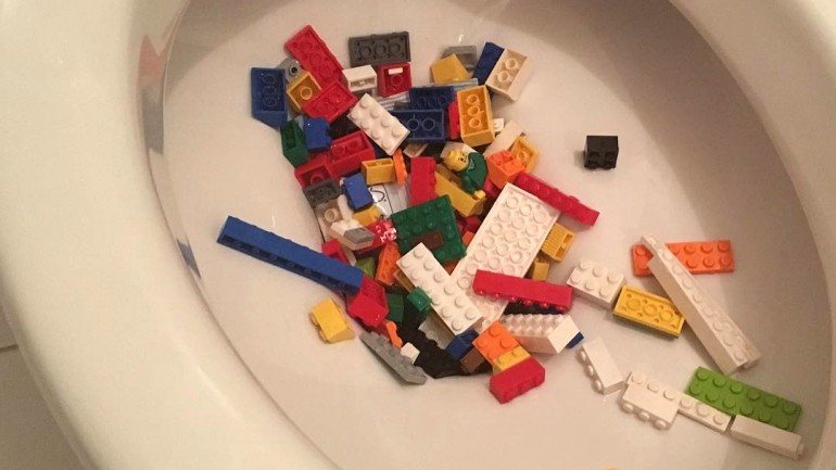 Legos na sanita? Pela imagem divulgada por Ai Weiwei, o artista parece chateado com a marca