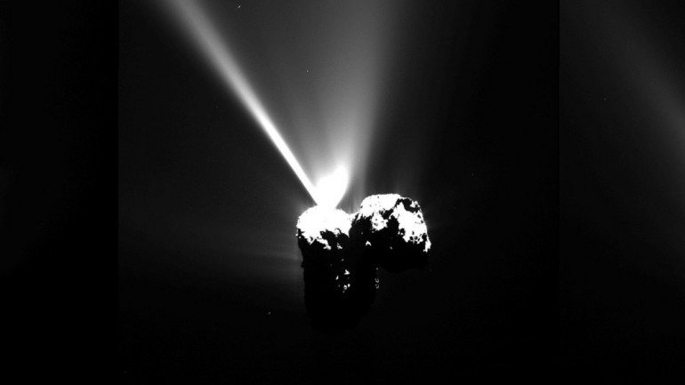 À medida que se aproximava do Sol, o cometa ia expulsando jatos de gases que iam derretendo