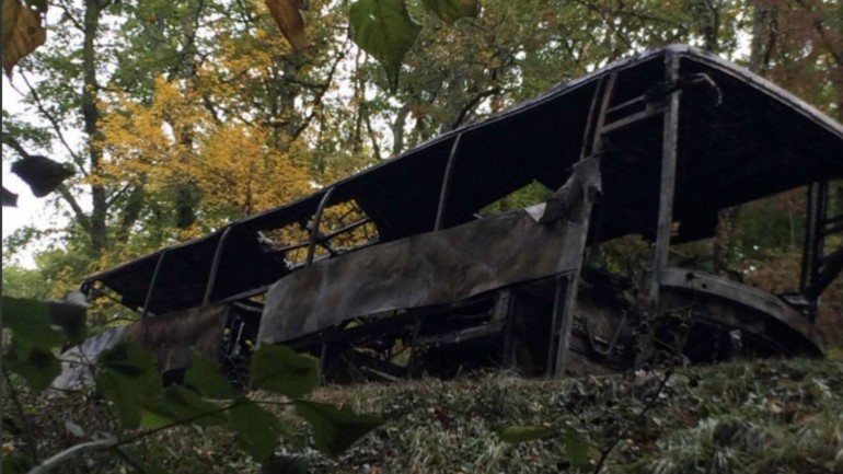 O autocarro onde viajavam as vítimas que ficou completamente carbonizado.