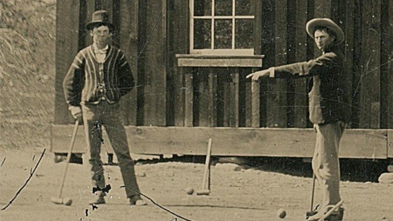Billy the Kid, à esquerda, a jogar críquete em 1878.