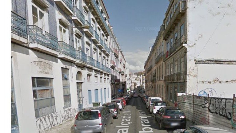 O Comando Metropolitano de Lisboa cortou o trânsito na Calçada Marquês de Abrantes e na Travessa dos Pescadores