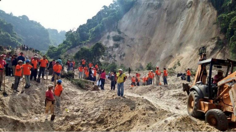 As equipas de socorro removem os escombros na região de El Cambray II, à procura de desaparecidos