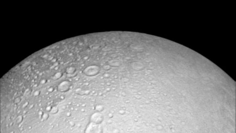 Cassini vai passar a 50 km do polo sul de Encélado. As erupções de jatos vapor de água e de partículas congeladas oferecer as melhores amostras do oceano subterrâneo aí presente.
