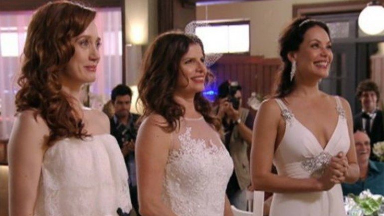 Em Avenida Brasil (2012) as três mulheres casam, no final, com a personagem Cadinho (protagonizado pelo ator Alexandre Borges).