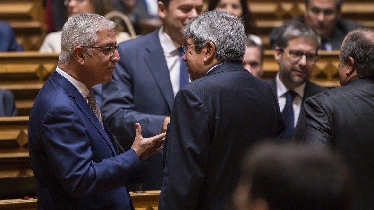 Eleição de Presidente da Assembleia da República vai ser disputada entre Ferro Rodrigues (à direita na foto) e Fernando Negrão (à esquerda)