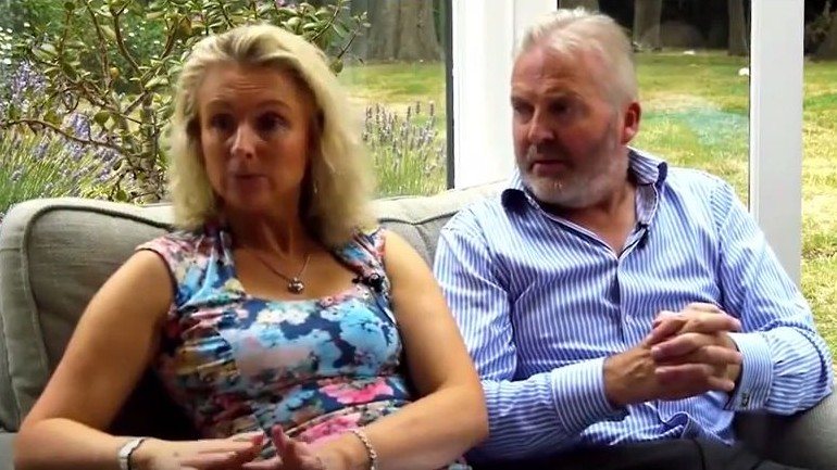 Captura de ecrã de um vídeo do YouTube de Simon Binner, com a mulher Debbie.