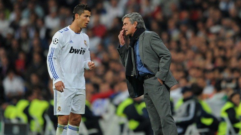 Ronaldo não terá gostado de ouvir uma reprimenda de Mourinho ao seu trabalho defensivo em campo, e os dois quase se pegaram no balneário