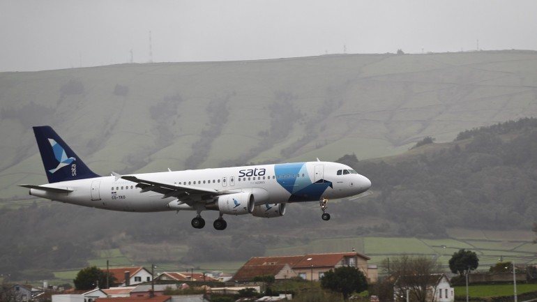 A SATA vai abandonar as rotas entre os Açores e Madrid, Amesterdão e Paris.
