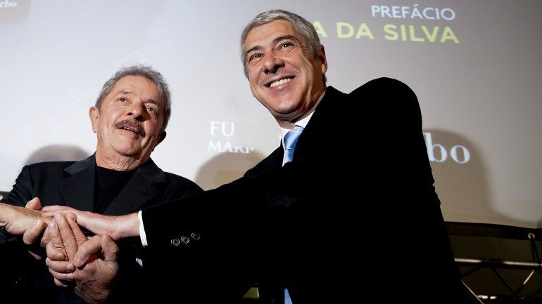 José Sócrates e Lula da Silva durante a apresentação de um livro do ex-primeiro-ministro português em 2014, em Lisboa