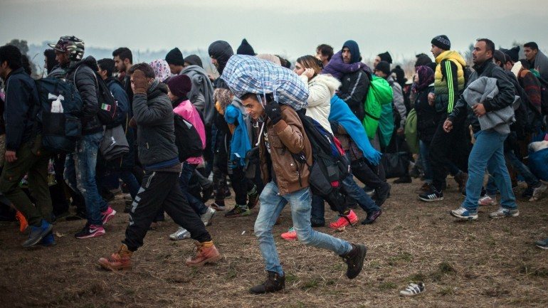 O governo da Eslovénia anunciou que &quot;preparou medidas de urgência suplementares para gerir o fluxo de migrantes, incluindo medidas necessárias para a proteção das fronteiras (do espaço) Schengen&quot;.